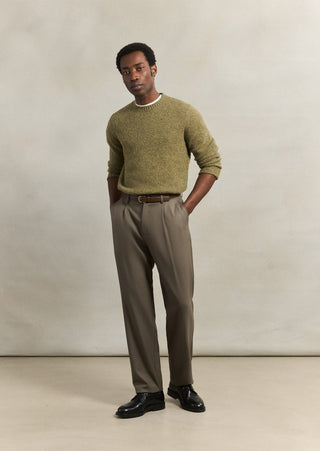 De Bonne Facture One Pleat Trousers in vert-de-gris Super 130's merino, high rise, detail view