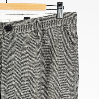 Portuguese Flannel Grey Single Pleat Herringbone Trousers — collar detail