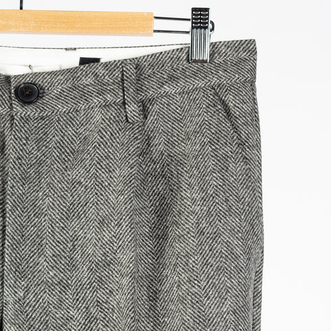 Portuguese Flannel Grey Single Pleat Herringbone Trousers — collar detail