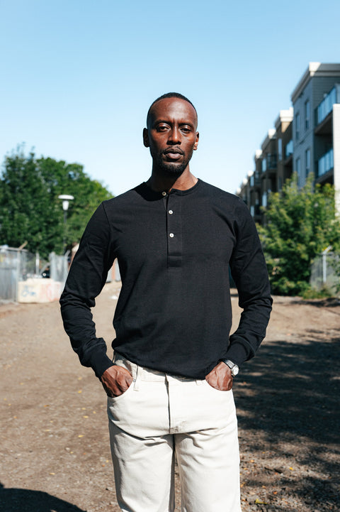 Merz B. Schwanen Deep Black 2m06 Mid Century Henley — back