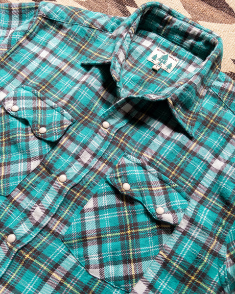 Collar, chest pockets and pearl snaps on the Thousand Lakes Plaid flannel shirt