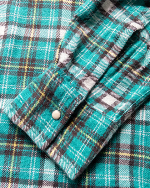 Snap cuff on the Thousand Lakes Plaid washed flannel shirt